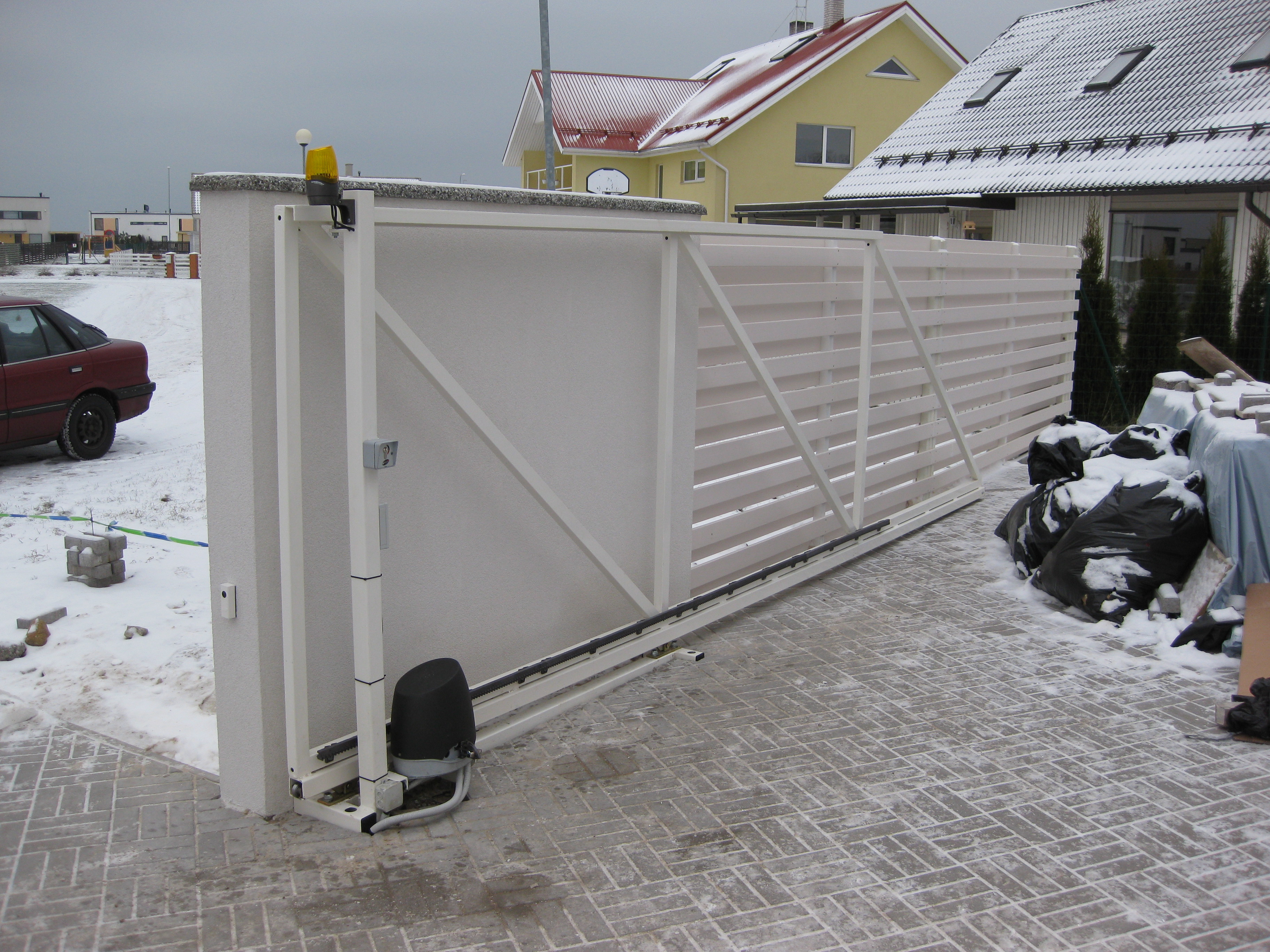 Liugvärava paigaldus Tallinnas – täielik juhend 2026 – Privilo