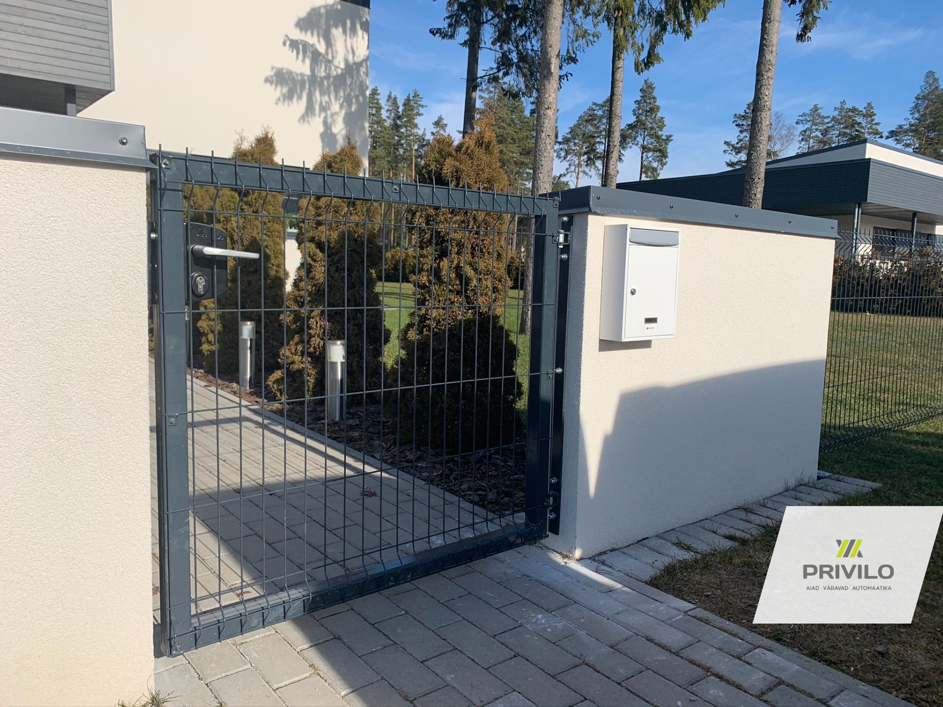 RAL7016 paneelaed. Automaatikaga liugvärav. Jalgvärav kivipostide vahele kinnitusega., Paneelaiad, Liugväravad, Jalgväravad, Tartumaa, pilt 2 – Privilo