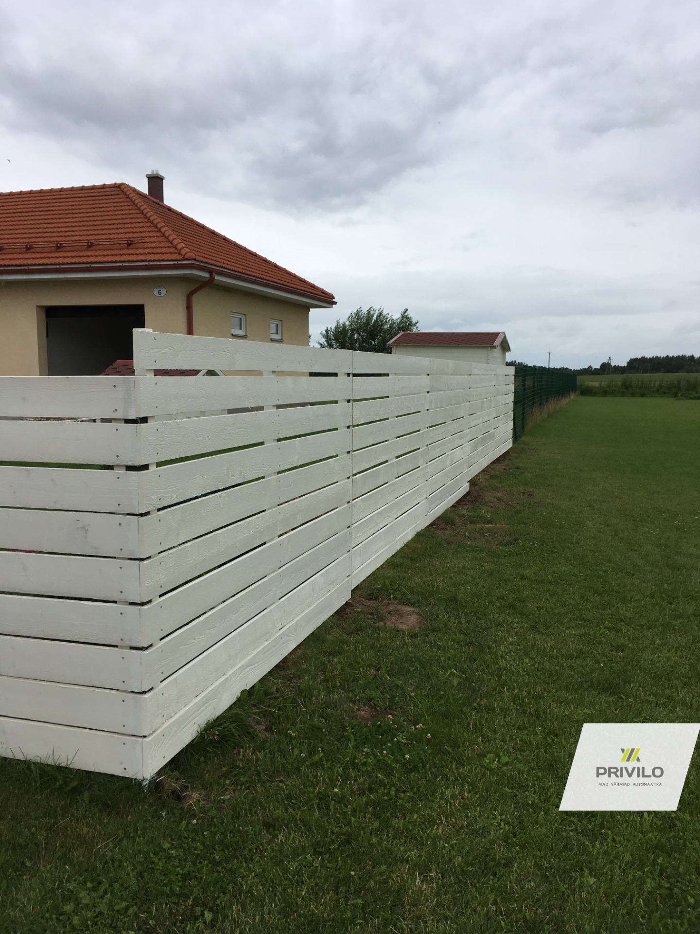 Horisontaalne laudis, metallpostid., Puitaiad, Tartumaa – Privilo