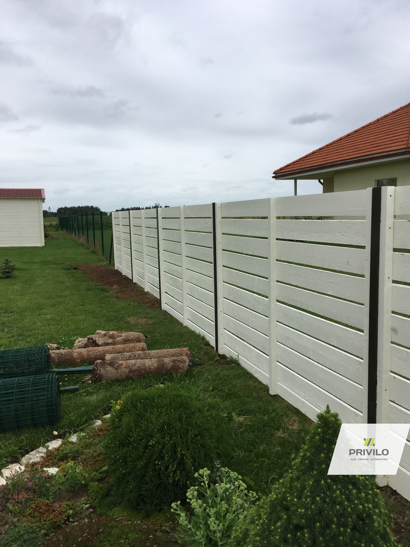 Horisontaalne laudis, metallpostid., Puitaiad, Tartumaa, pilt 2 – Privilo