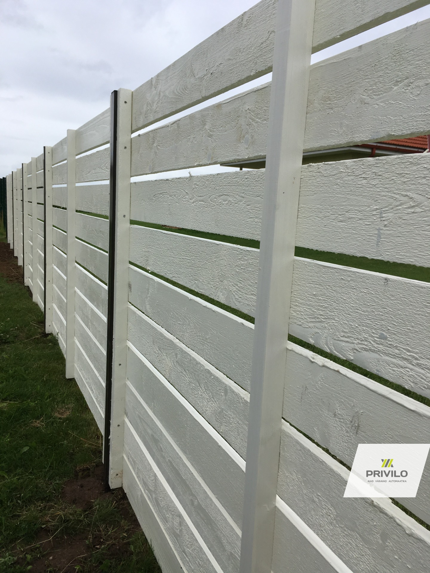 Horisontaalne laudis, metallpostid., Puitaiad, Tartumaa, pilt 3 – Privilo