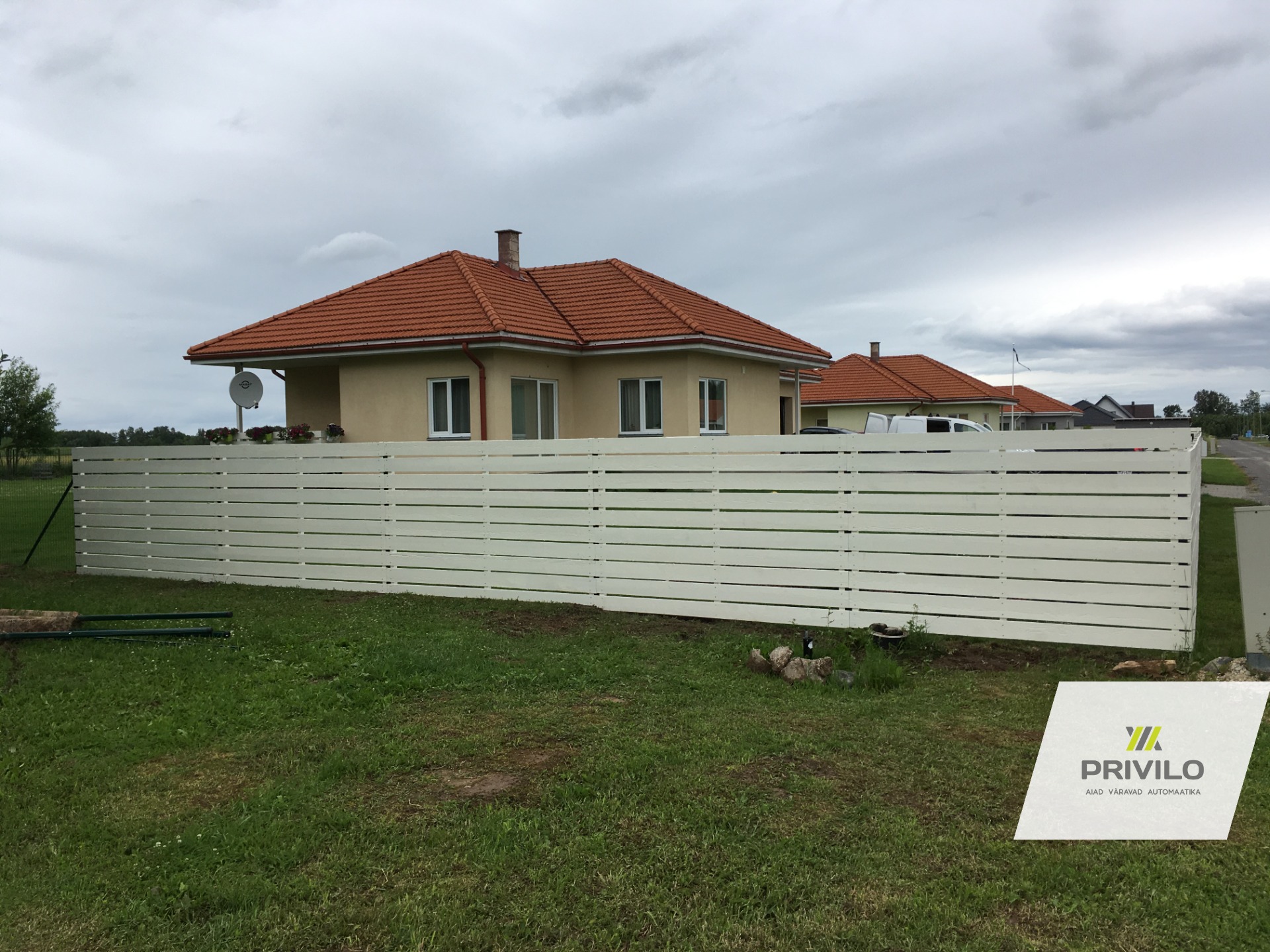 Horisontaalne laudis, metallpostid., Puitaiad, Tartumaa, pilt 4 – Privilo