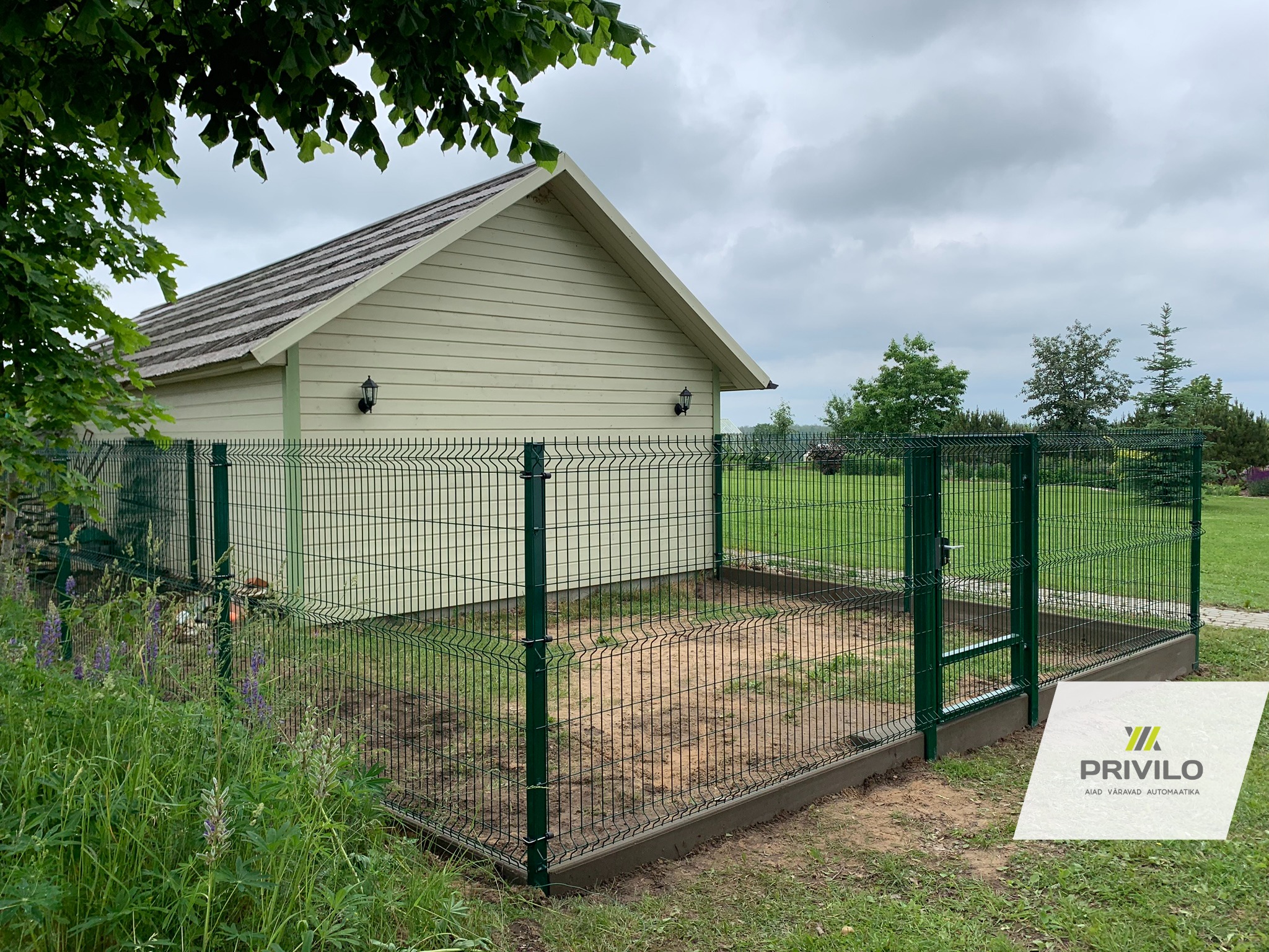 Paneelaed, betoonsokkel, jalgvärav., Paneelaiad, Tartumaa, pilt 2 – Privilo