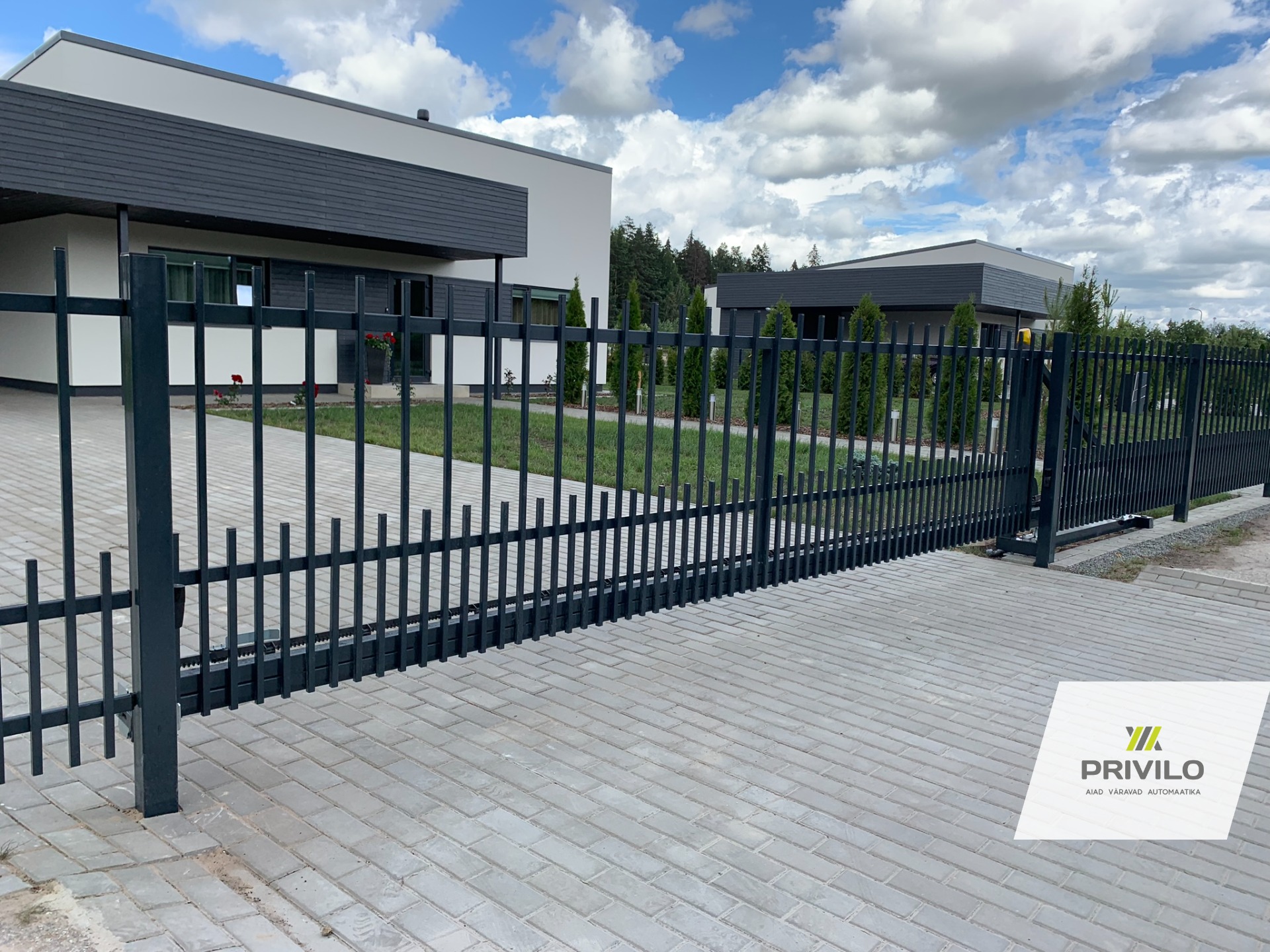 Liugvärav ja jalgvärav topeltvarb-piirdega – Privilo