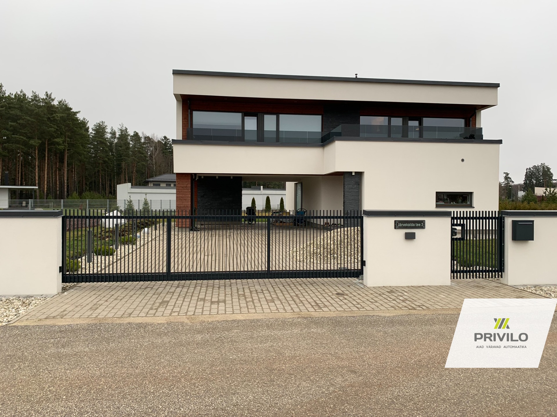 Modernsed varbväravad ja paneelaed eramaja krundil – Privilo